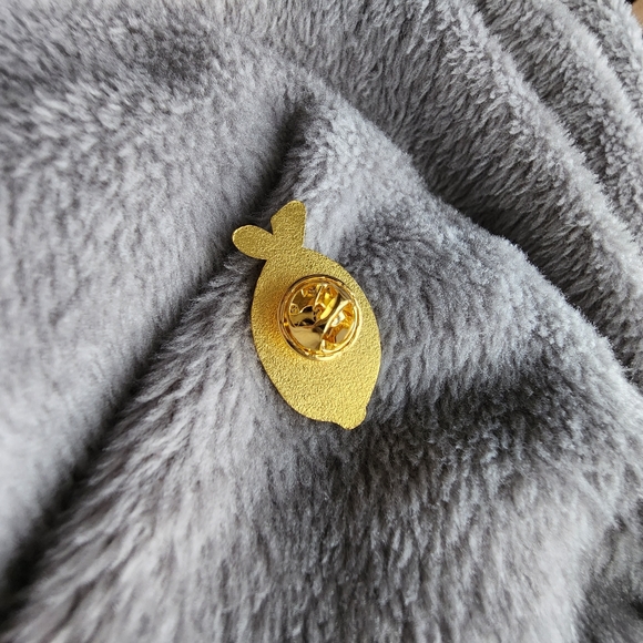 Easy Peasy Lemon Squeezy Enamel Pin - Picture 4 of 5